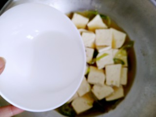 家常炖豆腐（健康无油版）,大约五分钟后，倒入调好的淀粉，翻炒均匀使汤汁粘稠即可关火。