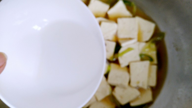 家常炖豆腐（健康无油版）,大约五分钟后，倒入调好的淀粉，翻炒均匀使汤汁粘稠即可关火。