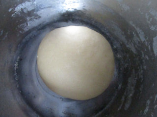 牛轧糖沙琪玛,用刮板铲翻拌后和成面团，不要过度揉搓，然后盖上保鲜膜饧30分钟以上