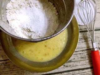 万能香蕉蛋糕,用粉筛筛入低筋面粉和泡打粉