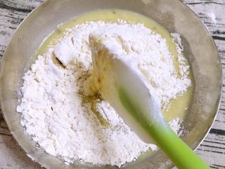 万能香蕉蛋糕,以翻拌手法拌到无干粉状态即可，不要过度搅拌