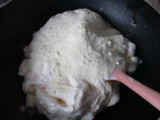 牛轧糖沙琪玛,依然是小火翻炒到奶粉和棉花糖完全融合，然后关火