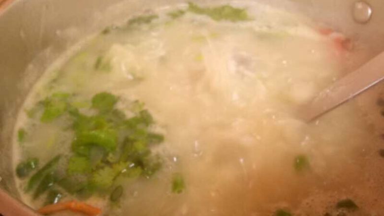 潮汕虾蟹排骨砂锅粥,虾煮熟了放入葱和芹菜，加盐调味即可。