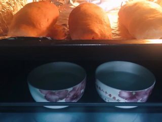     可可麻薯坚果欧包
,
放入烤箱，温度调至35度，底座放两碗沸水，进行发酵