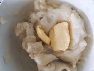     可可麻薯坚果欧包
,蒸好的麻薯冷却到不烫手的时候加入黄油揉均