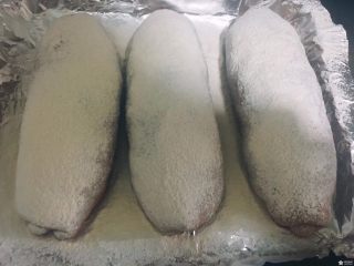     可可麻薯坚果欧包
,面团发至一倍大时筛上干面粉