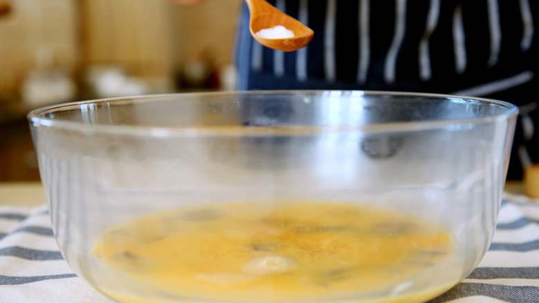 有家鲜厨房：松露炒蛋,
将黑松露蛋液从冰箱拿出放置10分钟，放入适量的盐搅拌均匀
