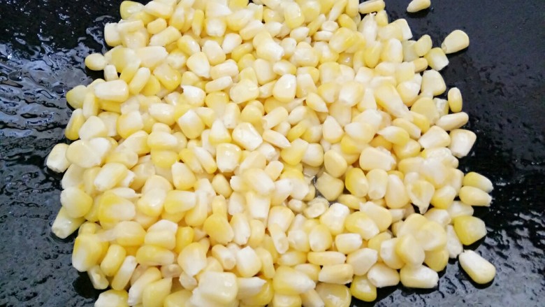 海苔时蔬三宝,锅里放点油，油热后放入玉米
