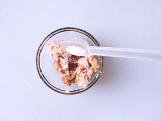 早餐+养身养心粥 青菜丸子粥,在碗里加入一勺盐，用筷子顺一个方向搅拌，这样的肉更好吃