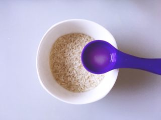 早餐+养身养心粥 青菜丸子粥,将大米洗净后放入一点油和少许盐，这样能更好的泡开米
