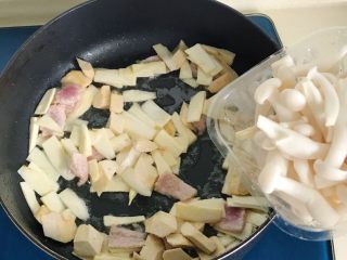 彩椒滑口白玉菇,倒入泡好的沥干水分的白玉菇翻炒
