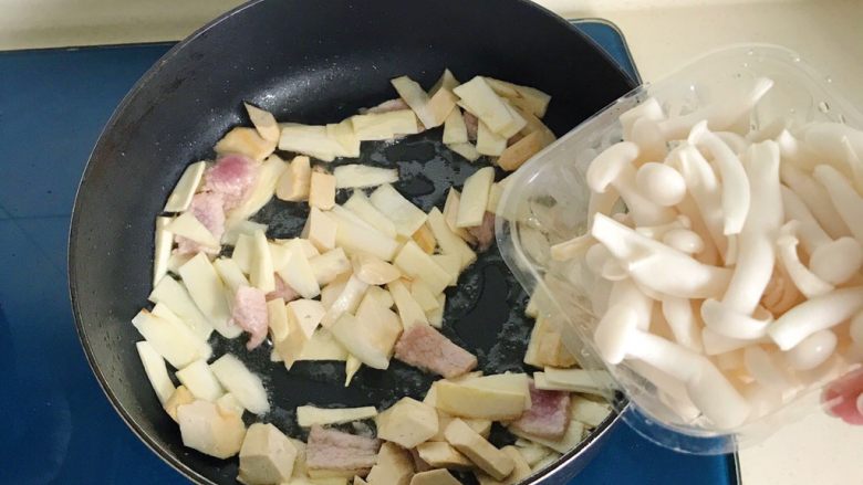 彩椒滑口白玉菇,倒入泡好的沥干水分的白玉菇翻炒