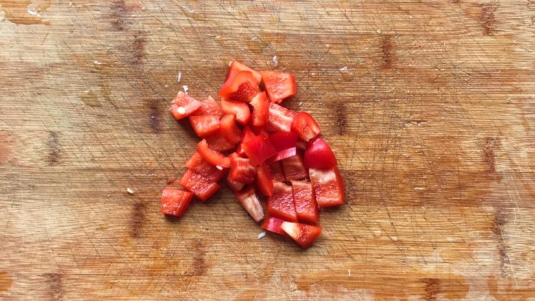 彩椒滑口白玉菇,红椒切成小片，最好能去除内层白色的膜状体