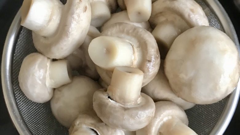 蘑菇馄饨,煮熟后用冷水冲凉，然后沥干水份。