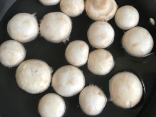 蘑菇馄饨,蘑菇洗净，放入冷水锅中中大火煮。