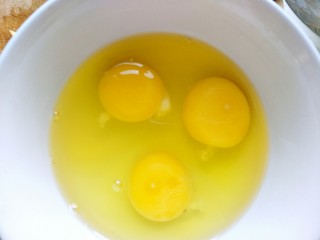 鲫鱼蒸蛋,三个鸡蛋打散