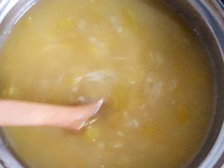 奶香南瓜燕麦粥,搅散煮1分钟即可关火。
