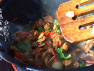 平菇鸭肉,出锅前加入少许香油翻炒均匀出锅