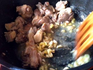 平菇鸭肉,姜蒜末煸香后 翻炒鸭肉