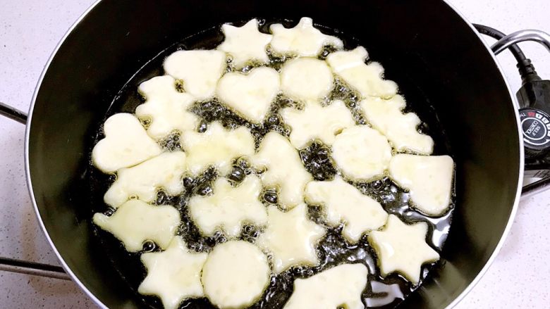 香酥土豆饼,锅内加入大豆色拉油烧至6分热的时候加入土豆饼煎制