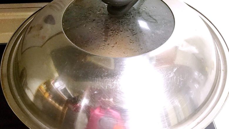 香酥土豆饼,放入锅中，蒸15分钟