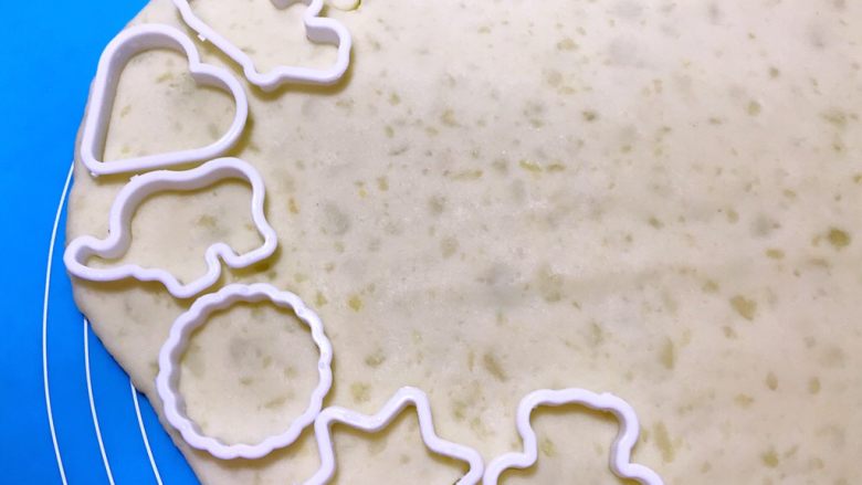 香酥土豆饼,用饼干模具压成不同形状的小片
