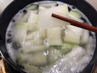 无油超鲜干贝冬瓜汤,转小火煮至冬瓜变软透明状即可