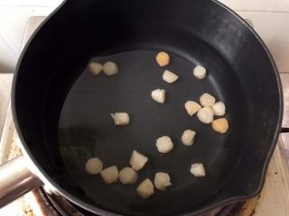无油超鲜干贝冬瓜汤,泡发好的干贝连同水一起放入锅里