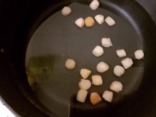 无油超鲜干贝冬瓜汤,奶锅里放入干贝加入适量的水，把干贝泡发30分钟左右