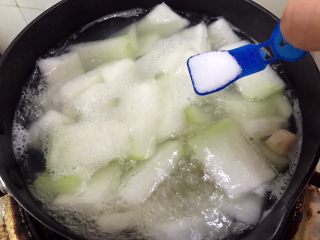 无油超鲜干贝冬瓜汤,待沸腾后加入1小勺盐调味