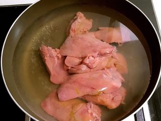 盐水鸭肝,锅内加入冷水放入鸭肝，水烧开后焯水3分钟