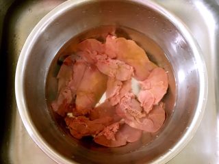 盐水鸭肝,把鸭肝放入冷水中，浸泡30分钟，中间换一次，泡出鸭肝里面的血水