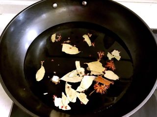 盐水鸭肝,锅里加入冷水放入香叶，花椒粒，大料，桂皮和山奈