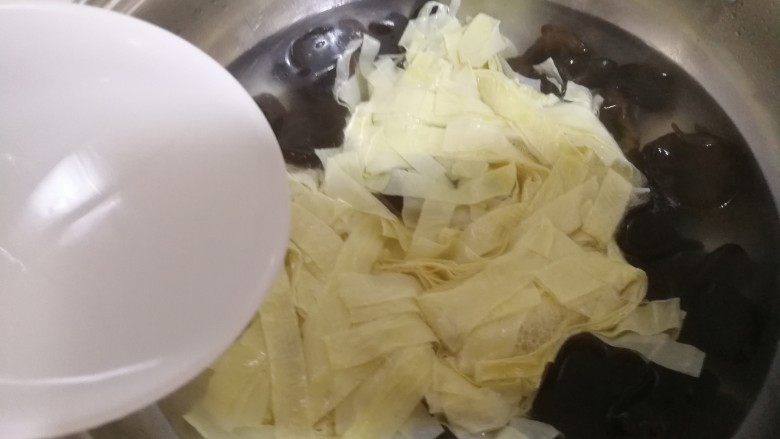 豆皮木耳蛋花汤,稍煮一会，倒入勾兑好的淀粉。轻轻搅拌。