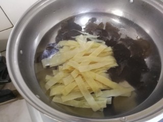 豆皮木耳蛋花汤,用中火去煮，接着放入豆皮。