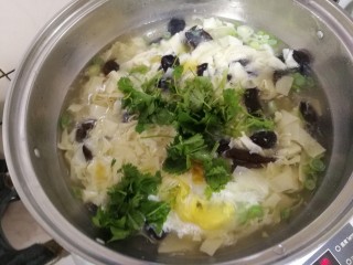 豆皮木耳蛋花汤,放入香菜即可。清淡,美味,营养。