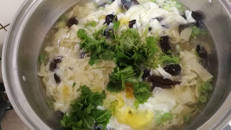 豆皮木耳蛋花汤,放入香菜即可。清淡,美味,营养。