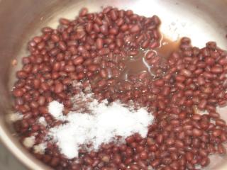 重阳糕,加入糖拌匀，可收下汁，让糖裹在红豆表面，就是蜜红豆。