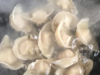 蘑菇馄饨,大火煮沸水，放入馄饨，用勺子顺一个方向稍搅拌防止馄饨皮粘锅。
