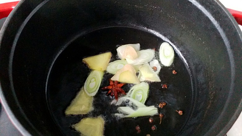 鸭腿黑蒜酸萝卜,倒掉焯鸭肉的汤水，洗干净锅再坐炉灶上烧热，放入少量玉米油，将葱姜八角花椒粒放入煸出香味