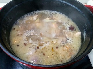 鸭腿黑蒜酸萝卜,开锅后将酸萝卜块放入锅中煮5分钟