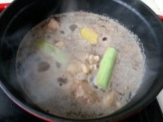 鸭腿黑蒜酸萝卜,焯鸭肉：锅里放冷水将鸭肉块放入，再将葱段、姜片、八角、花椒粒、花雕酒分别加入锅里去腥。