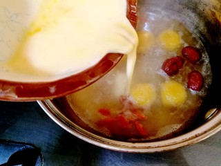 健脾益气
南瓜酒酿丸子,沿锅边缓缓倒入鸡蛋液。