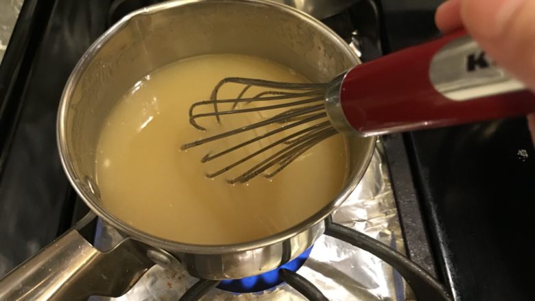 法式焦糖杏仁酥,开中小火慢煮，一边煮一边用蛋抽搅拌至所有材料完全融化