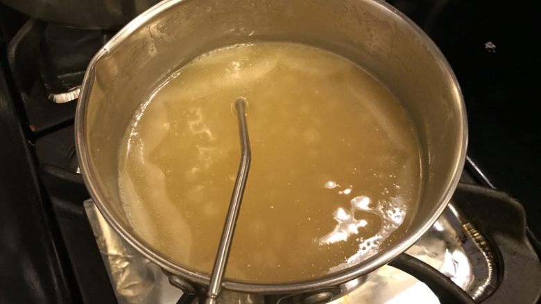 法式焦糖杏仁酥,当所有材料融化并混合均匀后，就不要再搅拌了，然后转用小火，加热至115摄氏度（240华氏度）