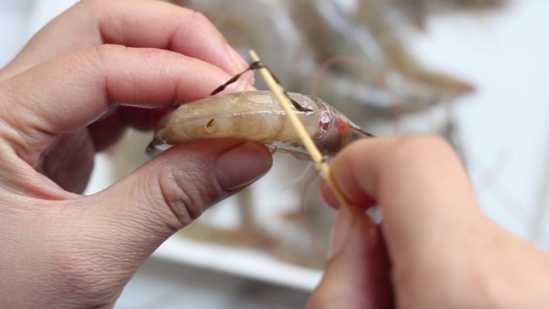 油焖大虾,从虾枪处将虾背剪开至虾尾，用牙签挑出虾线。