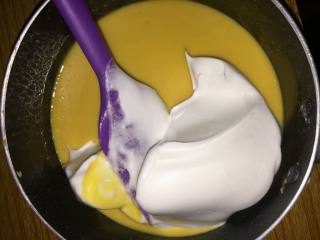紫菜肉松蛋糕卷（烫面戚风）#家有烤箱#,1/3蛋白与蛋黄糊拌成有光泽面糊