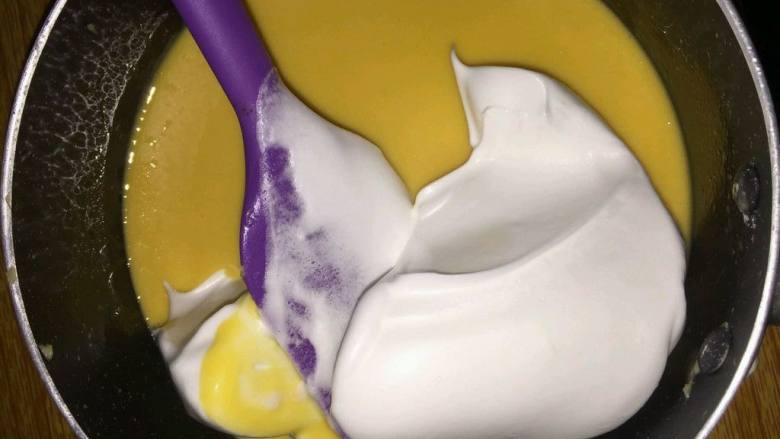 紫菜肉松蛋糕卷（烫面戚风）#家有烤箱#,1/3蛋白与蛋黄糊拌成有光泽面糊