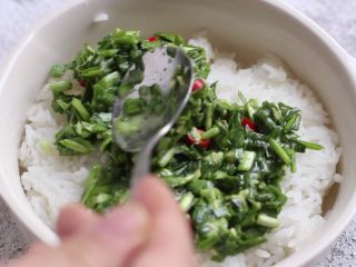 粉蒸韭菜包鸡蛋,碗底先铺好一层剩米饭，然后铺上拌好的韭菜。