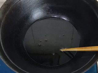 老底子的传统炸春卷,油温到8成，放入筷子，末端起小泡就可以下锅了